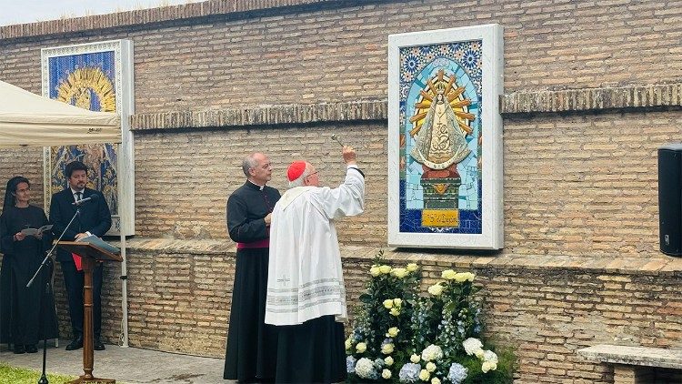 La cerimonia di benedizione del mosaico nei Giardini vaticani