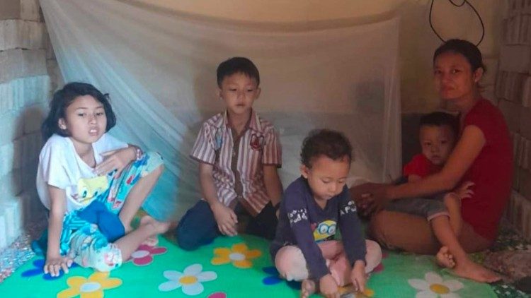 Algumas crianças em um abrigo improvisado tentam se proteger dos tiros disparados por um helicóptero.