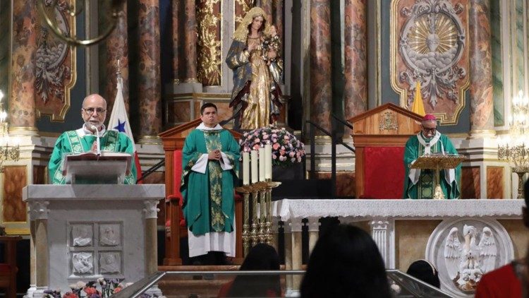 Arzobispo de Panamá, Mons. José Domingo Ulloa celebrando la misa