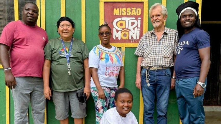 Davi Kopenawa e Irmão Carlo Zacquini com os missionários e missionárias da Consolata no Catrimani