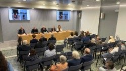 Bei der Vorstellung der Ausstellung "Earth Partner"