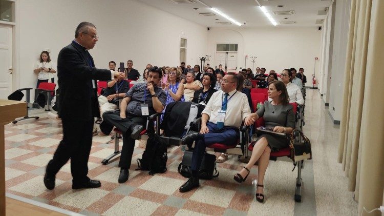 Padre Chávez  en su ponencia en el 26 Congreso Internacional Mariano mariológico