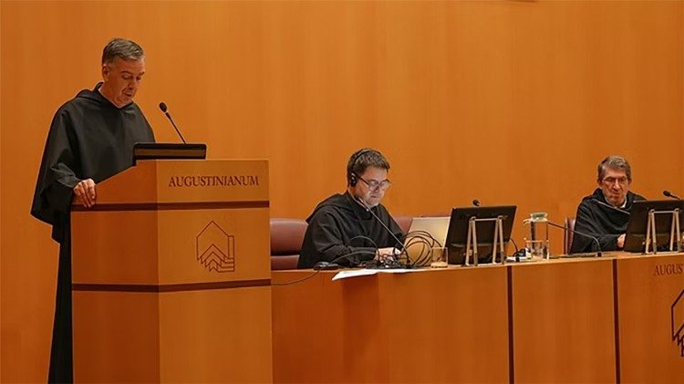  El Padre Joseph Farrell durante los procedimientos del Capítulo General