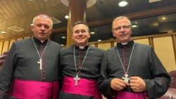 Od lewej: bp Zbigniew Wołkowicz, bp Tomasz Sztajerwald  i bp Piotr Kleszcz