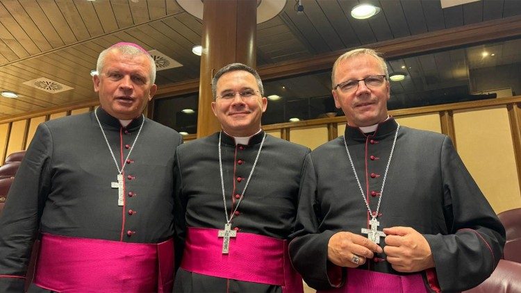 Od lewej: bp Zbigniew Wołkowicz, bp Tomasz Sztajerwald  i bp Piotr Kleszcz