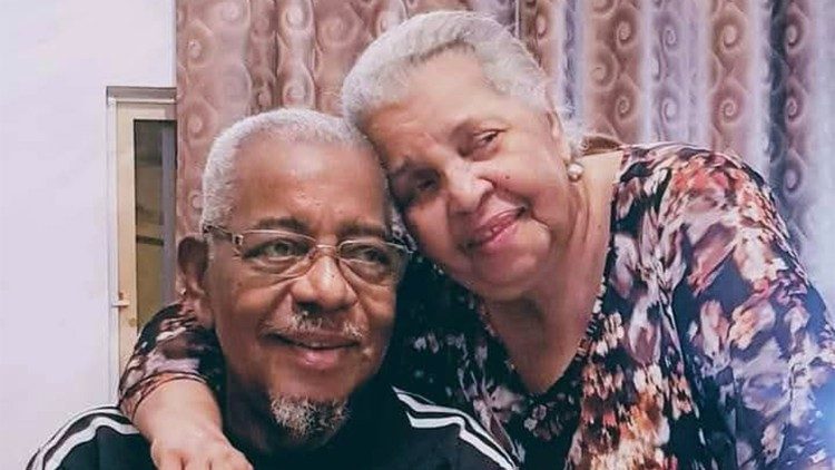 Humbertona com a irmã Fátima Bettencourt, autora do livro "Humbertona: Minha vida, o tempo & o modo"