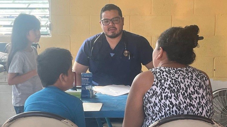 Una de las visitas médicas organizadas para la comunidad "Las Margaritas"