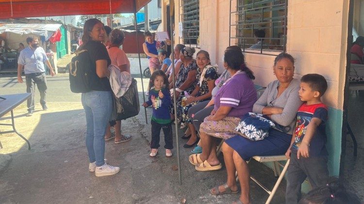 Niños y sus familias involucrados en las actividades de la Fundación Divina Providencia