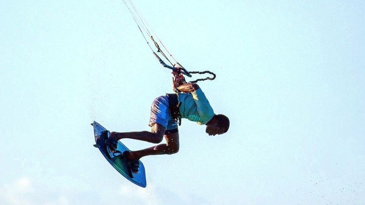 Washindani wa Kite surf wakionesha ubingwa wao