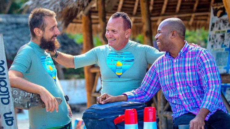 DR Stefano Conte katikati ya waamuzi washindi wa Toleo la Zanzibar Cup