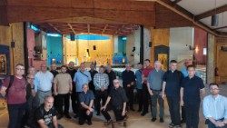 Bp Szymon Stułkowski i kapłani uczestniczący w tegorocznych rekolekcjach we Francji