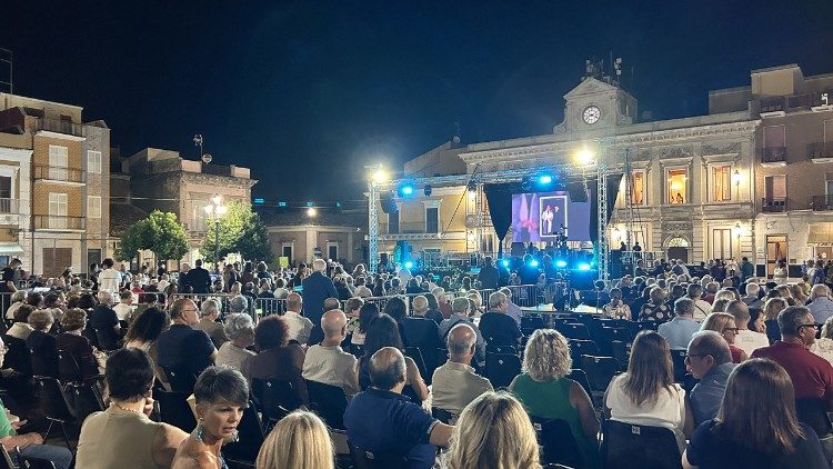 La piazza di Carlentini in attesa dell'inizio della premiazione