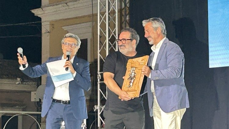 La consegna del premio all'attore Domenico Centamore