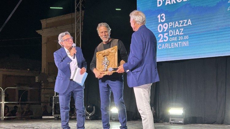 Cesare Bocci con la targa del premio