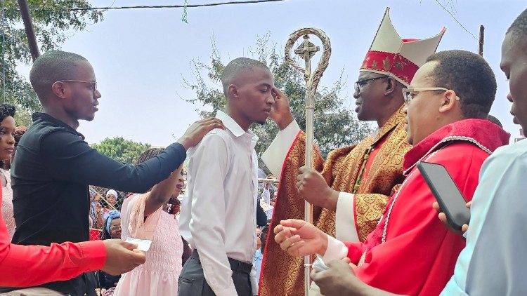 Confirmações na Paróquia São João Baptista, Matacuane, cidade da Beira