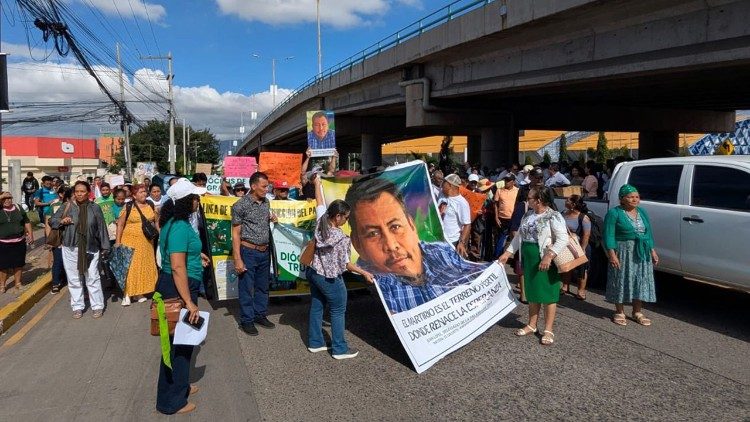 Mobilisation dans les rues de Tegucigalpa, pour Juan Antonio López, agent pastoral engagé dans la défense de l'environnement, assassiné le 14 septembre 2024 à Tocoa.