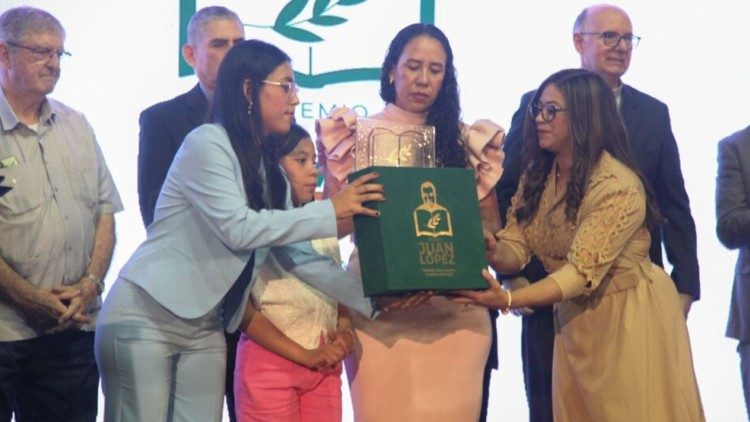 Le prix remis à la femme et aux filles de Juan Antonio Lopez.