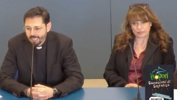 Lucia DI Mauro en un evento en el que da su testimonio