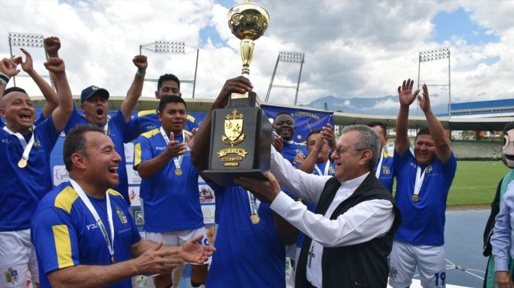 El equipo de la Arquidiócesis de Popayán (Colombia) recibe el trofeo como campeón de la Décima Copa de la Fe