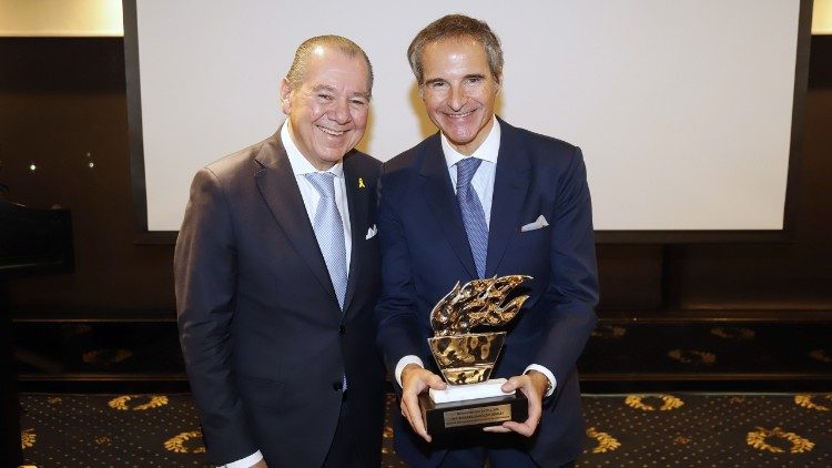Mario Montoto con Rafael Grossi (Director de la OIEA, de las Naciones Unidas para el control Nuclear y candidato a Secretario General  de las Naciones Unidas) en la foto momentos después  de haber recibido el reconocimiento por parte de la Fundación Taeda 