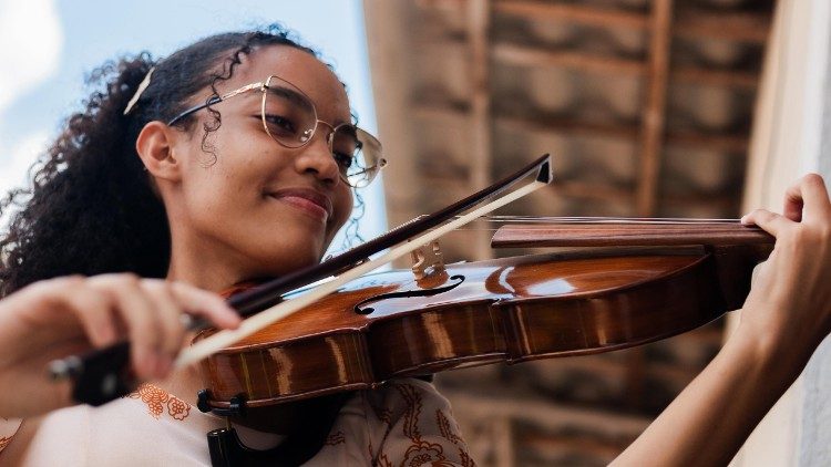 Ana Clara de Souza, de 17 anos, que hoje participa da Orquestra Jovem