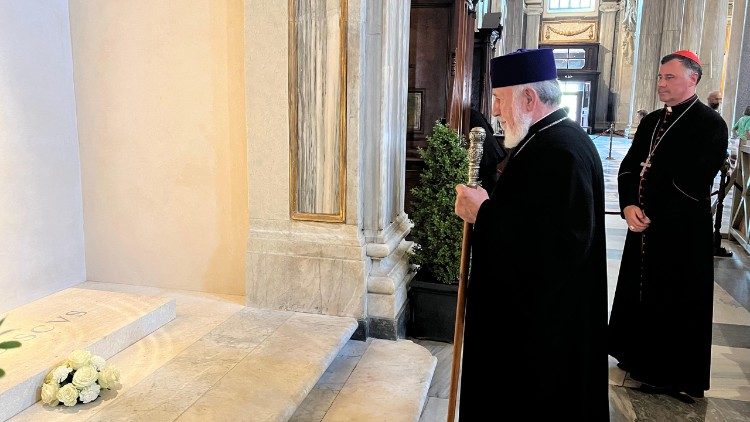 संत पापा फ्राँसिस की समाधि का दर्शन