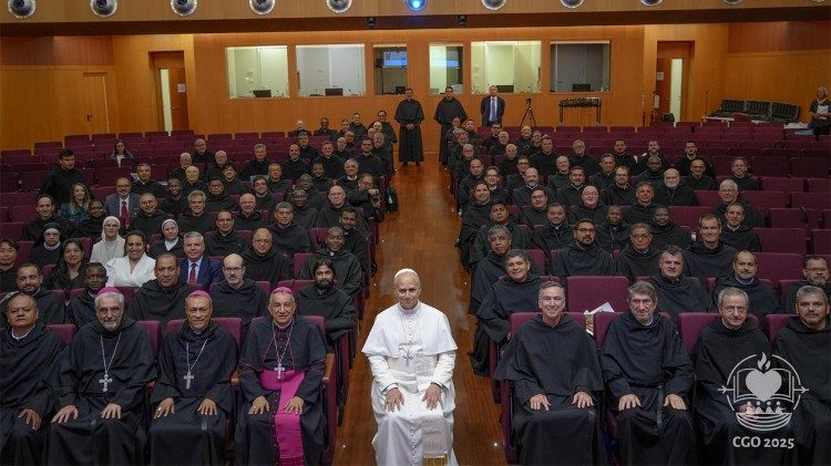 El Papa con todos los participantes en el Capítulo General. (Foto OSA)