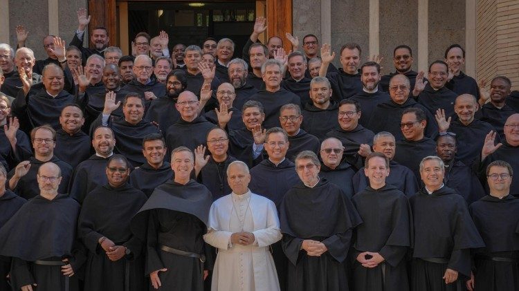  El Papa con los participantes del Capítulo frente al Augustinianum. (Foto OSA)