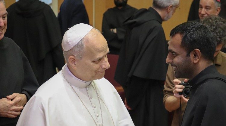 El Papa con un fraile agustino. (Foto OSA)