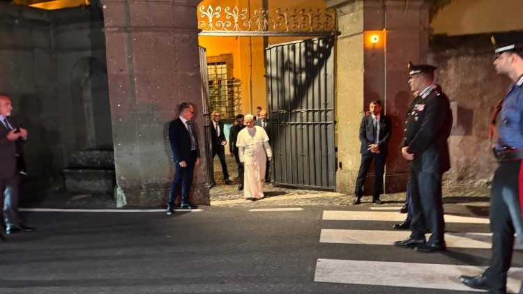 Il Papa mentre esce da Villa Barberini