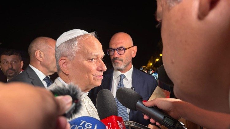 Papež při odjezdu z Villa Barberini hovořil s novináři