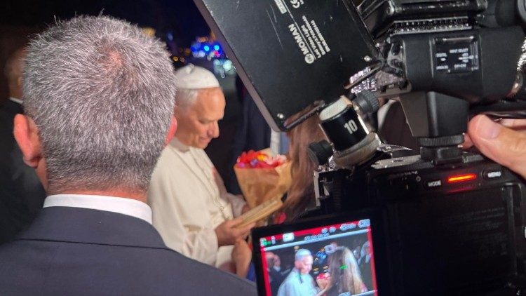 Papst Leo stellt sich den Journalistenfragen vor seiner Residenz in Castel Gandolfo