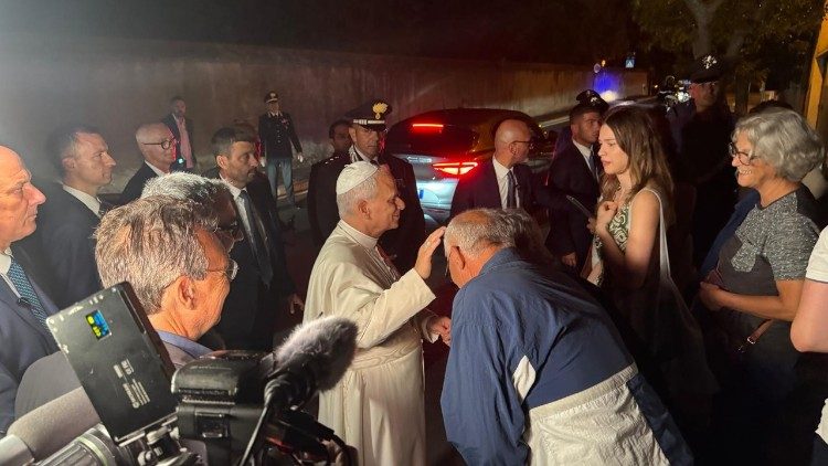 Papa abençoa fiel antes de regressar ao Vaticano