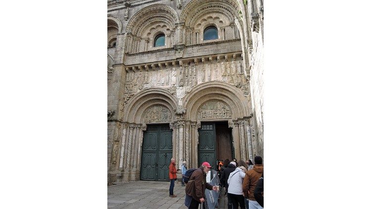 Santiago de Compostela, cattedrale, pellegrini alla Puerta de las Platerías