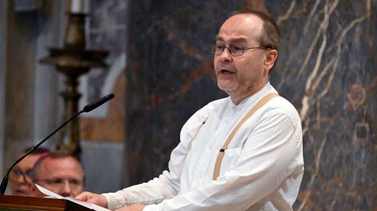 W każdy czwartek Msza przy grobie Papieża Polaka jest ważnym wydarzeniem dla rodaków (© don Marek Weresa)