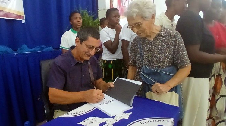 Padre António Bonato, um dos coordenadores do livro