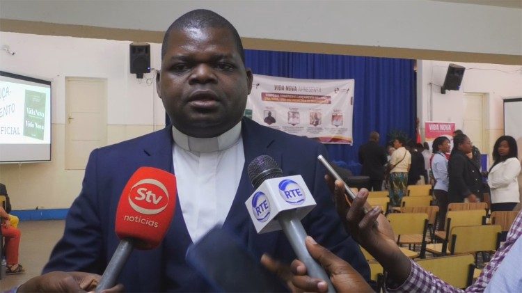 Padre Cantífula de Castro falando aos órgãos de informação