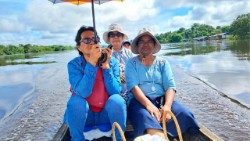Las hermanas FMM viajan en barco para visitar a las familias a lo largo del río