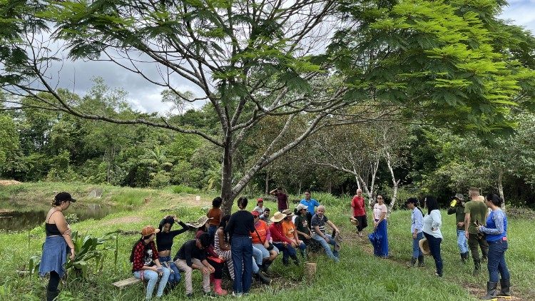 Aula ao aberto durante curso em agroecologia.
