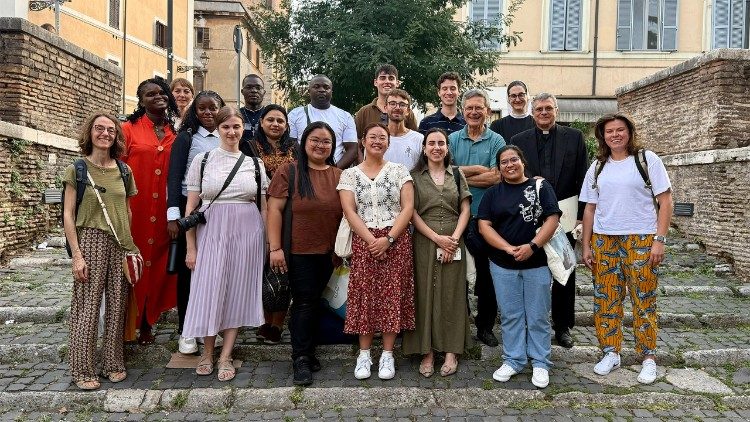 Participants in the training program with the Prefect of the Dicastery for Communication, Dr. Paolo Ruffini, and the Secretary, Monsignor Lucio Adrián Ruiz