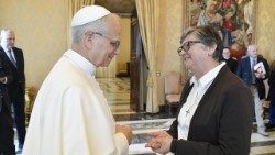 Leone XIV y la hermana Tiziana Merletti, secretaria del Dicasterio para los Institutos de Vida Consagrada y las Sociedades de Vida Apostólica (6 de junio de 2025)
