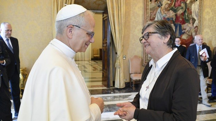 Leone XIV y la hermana Tiziana Merletti, secretaria del Dicasterio para los Institutos de Vida Consagrada y las Sociedades de Vida Apostólica (6 de junio de 2025)