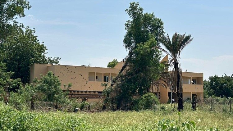 A nunciatura em Cartum com as marcas dos projéteis