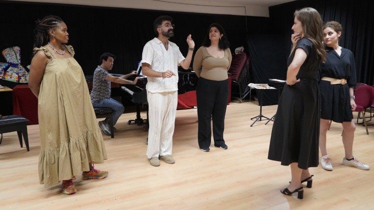 Le artiste con il regista Michel El Ghoul, con il direttore artistico Kamal Khan e con Julia Lagahuzère