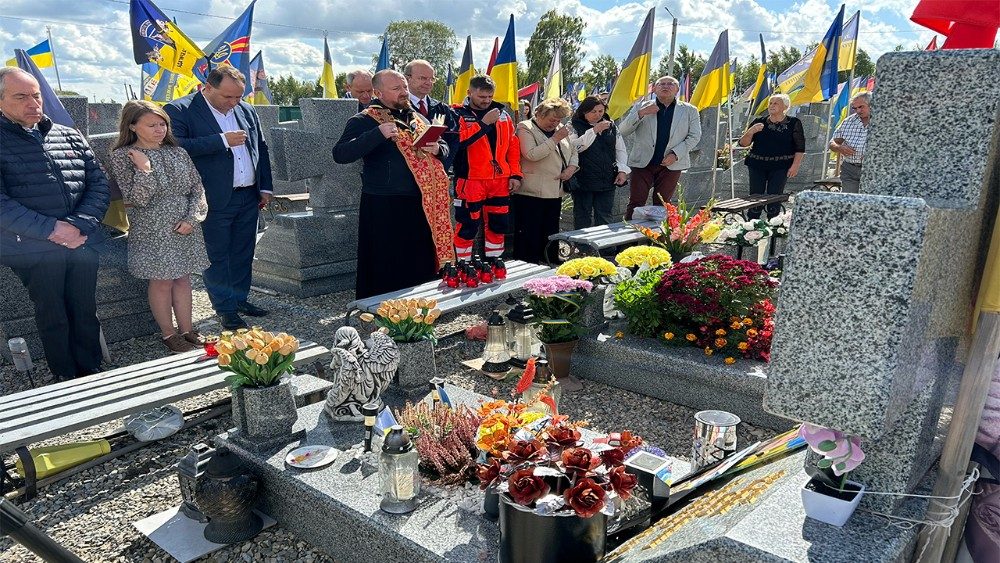 Recordação dos voluntários de Malteser que morreram na guerra, em um cemitério em Ivano-Frankivsk