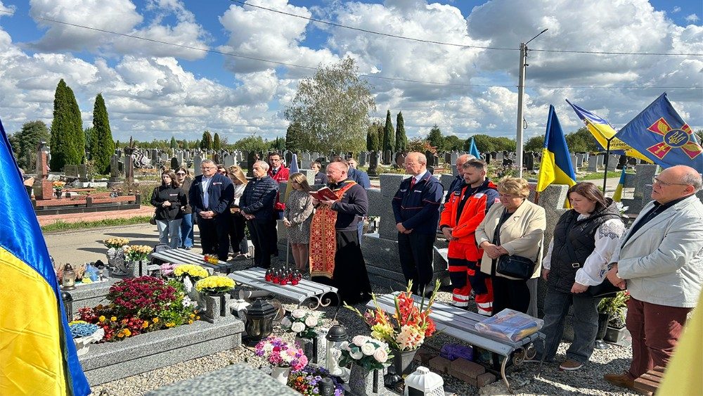  Em um cemitério em Ivano-Frankivsk, as orações por voluntário da ordem de Malta que perdeu a vida na guerra