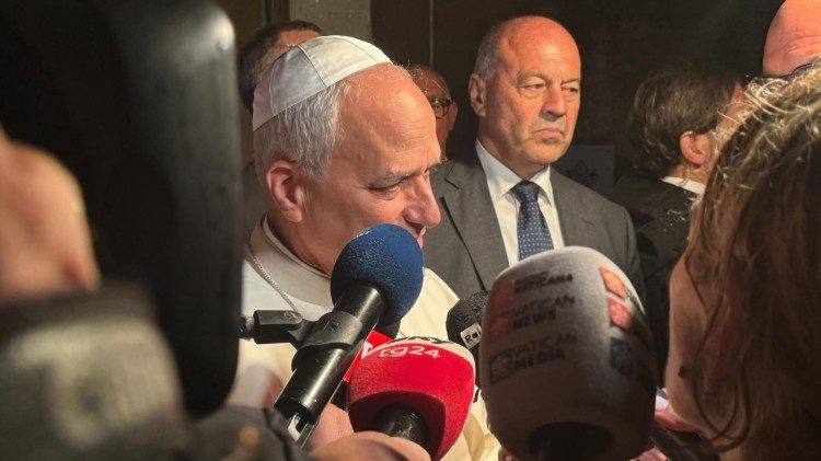 Leone XIV mentre parla con i giornalisti