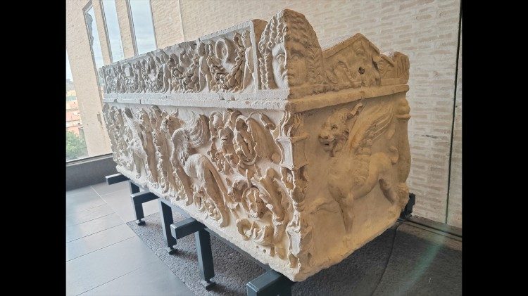 	Sarcofago con grifoni affrontati e suo coperchio con strumenti sacrificali (già Scala Simonetti, ora Museo Gregoriano Profano)