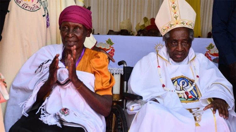 Askofu Mkuu Mstaafu Ruzoka akiwa na ndugu yake 