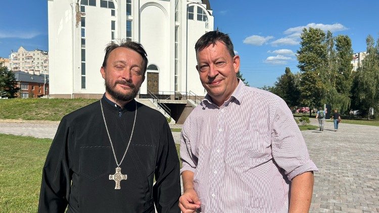 Pfarrer Halavin mit Stefan v. Kempis in Butscha